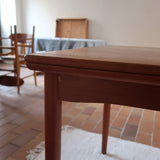 Table à manger scandinave en teck des années 60 avec deux rallonges intégrées et pieds fuselés.