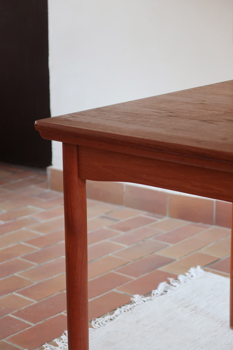 Table à manger scandinave en teck des années 60 avec deux rallonges intégrées et pieds fuselés.
