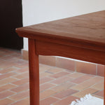 Table à manger scandinave en teck des années 60 avec deux rallonges intégrées et pieds fuselés.