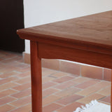 Table à manger scandinave en teck des années 60 avec deux rallonges intégrées et pieds fuselés.