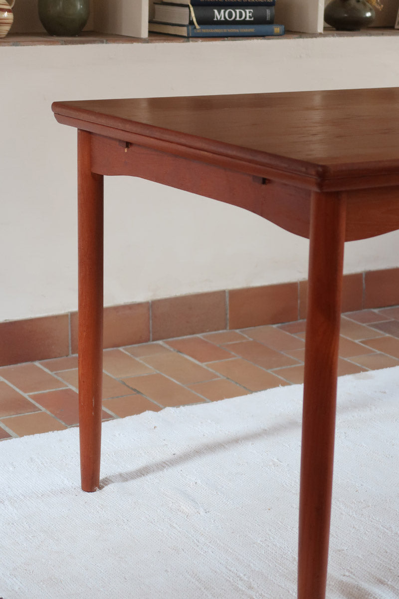 Table à manger scandinave en teck des années 60 avec deux rallonges intégrées et pieds fuselés.