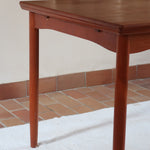 Table à manger scandinave en teck des années 60 avec deux rallonges intégrées et pieds fuselés.