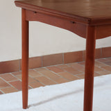 Table à manger scandinave en teck des années 60 avec deux rallonges intégrées et pieds fuselés.