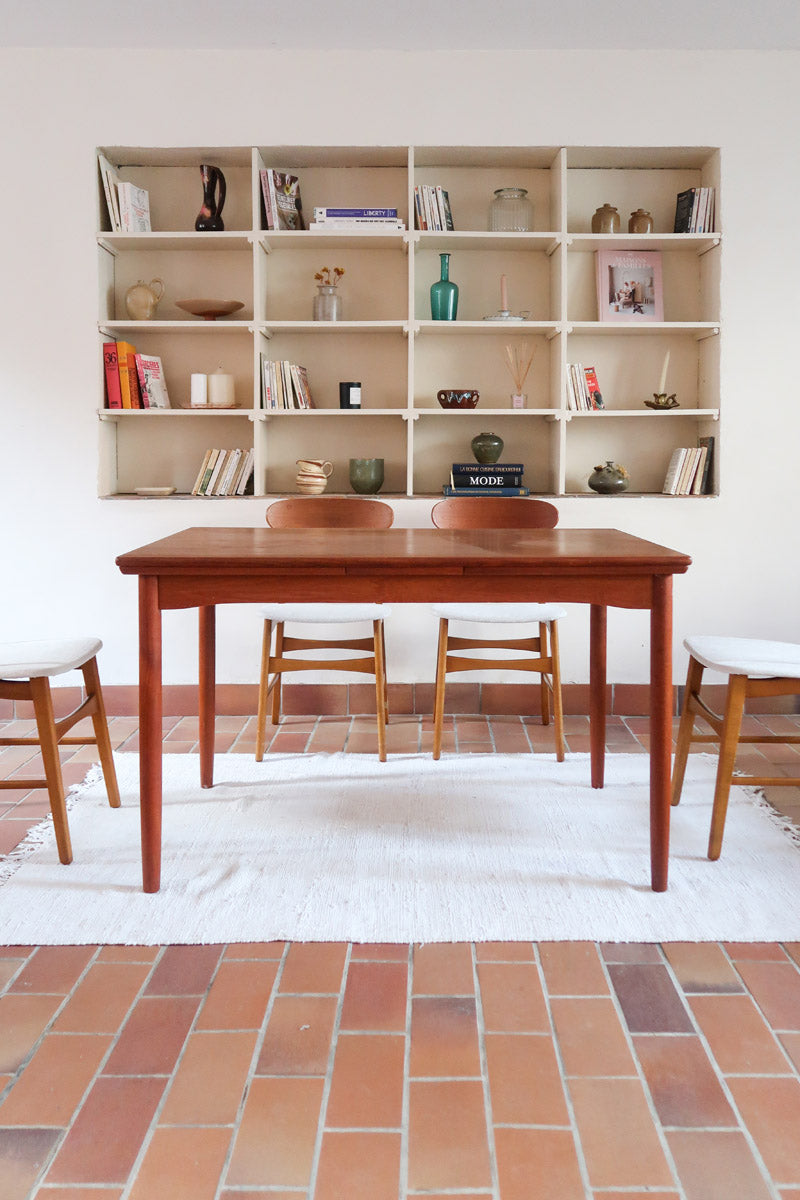 Table à manger scandinave en teck des années 60 avec deux rallonges intégrées et pieds fuselés.