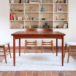 Table à manger scandinave en teck des années 60 avec deux rallonges intégrées et pieds fuselés.