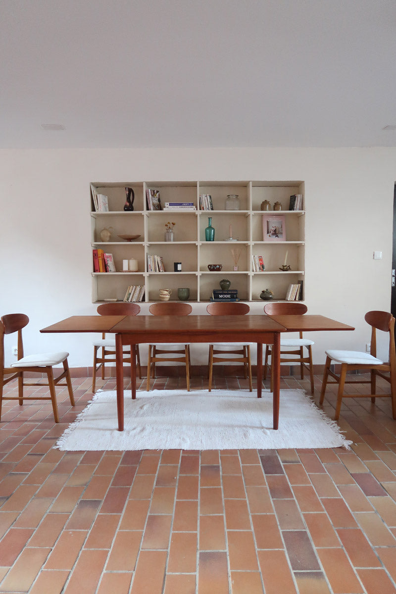Table à manger scandinave en teck des années 60 avec deux rallonges intégrées et pieds fuselés.