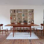 Table à manger scandinave en teck des années 60 avec deux rallonges intégrées et pieds fuselés.