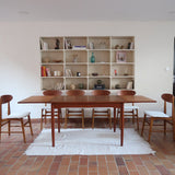 Table à manger scandinave en teck des années 60 avec deux rallonges intégrées et pieds fuselés.