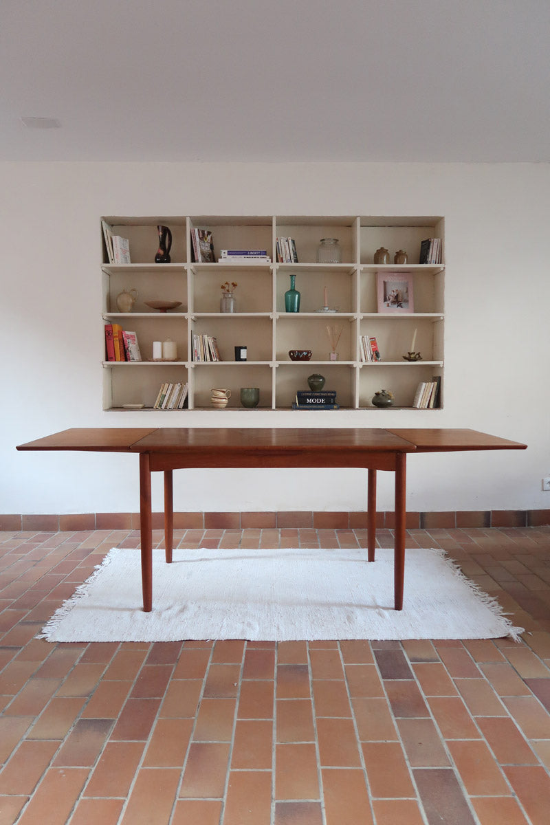 Table à manger scandinave en teck des années 60 avec deux rallonges intégrées et pieds fuselés.