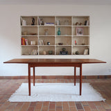 Table à manger scandinave en teck des années 60 avec deux rallonges intégrées et pieds fuselés.