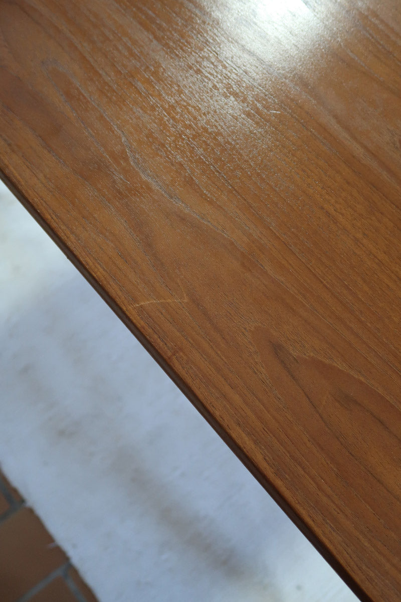 Table à manger scandinave en teck des années 60 avec deux rallonges intégrées et pieds fuselés.