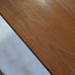 Table à manger scandinave en teck des années 60 avec deux rallonges intégrées et pieds fuselés.