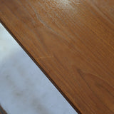 Table à manger scandinave en teck des années 60 avec deux rallonges intégrées et pieds fuselés.