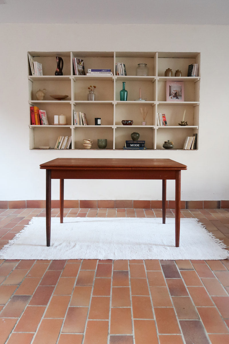 Table à manger scandinave en teck des années 60 avec deux rallonges intégrées et piètement fuselé.