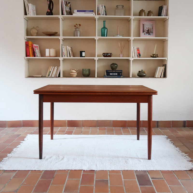 Table à manger scandinave en teck des années 60 avec deux rallonges intégrées et piètement fuselé.