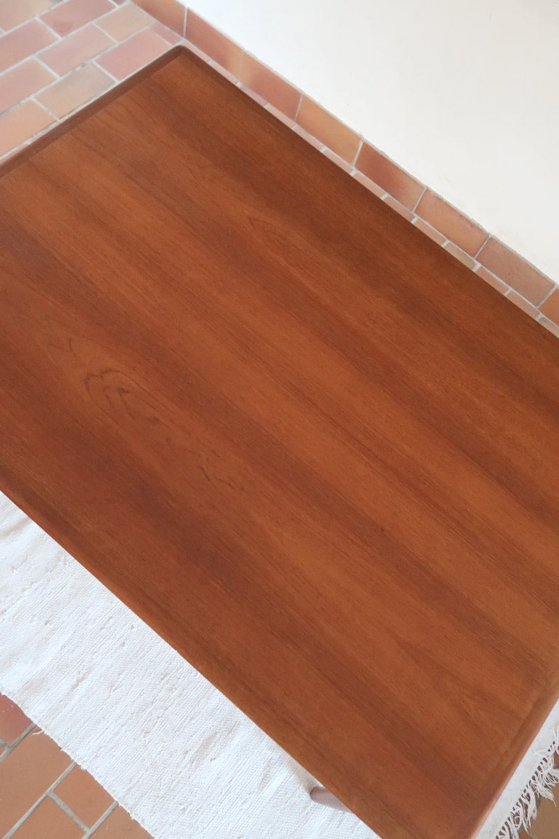 Table à manger scandinave en teck des années 60 avec deux rallonges intégrées et piètement fuselé.