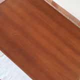 Table à manger scandinave en teck des années 60 avec deux rallonges intégrées et piètement fuselé.