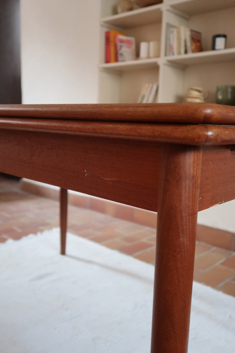 Table à manger scandinave en teck des années 60 avec deux rallonges intégrées et piètement fuselé.