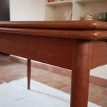 Table à manger scandinave en teck des années 60 avec deux rallonges intégrées et piètement fuselé.