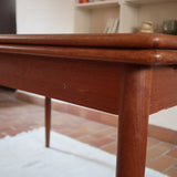 Table à manger scandinave en teck des années 60 avec deux rallonges intégrées et piètement fuselé.