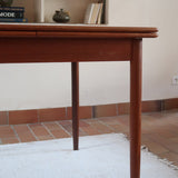 Table à manger scandinave en teck des années 60 avec deux rallonges intégrées et piètement fuselé.
