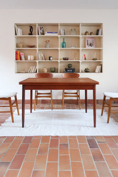 Table à manger scandinave en teck des années 60 avec deux rallonges intégrées et piètement fuselé.