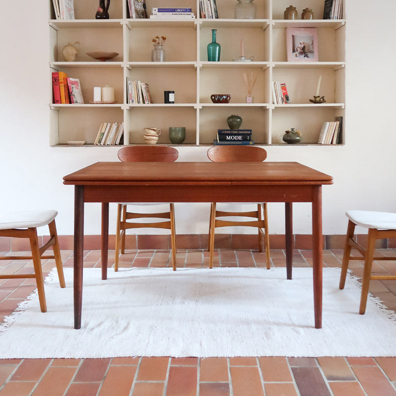 Table à manger scandinave en teck des années 60 avec deux rallonges intégrées et piètement fuselé.
