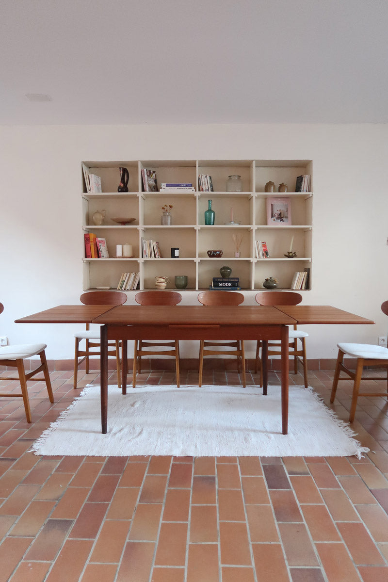 Table à manger scandinave en teck des années 60 avec deux rallonges intégrées et piètement fuselé.