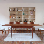 Table à manger scandinave en teck des années 60 avec deux rallonges intégrées et piètement fuselé.