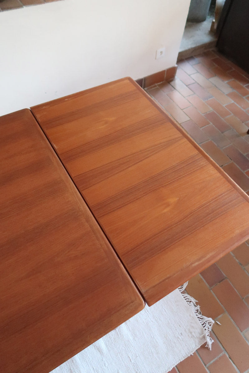 Table à manger scandinave en teck des années 60 avec deux rallonges intégrées et piètement fuselé.