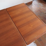 Table à manger scandinave en teck des années 60 avec deux rallonges intégrées et piètement fuselé.
