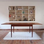 Table à manger scandinave en teck des années 60 avec deux rallonges intégrées et piètement fuselé.