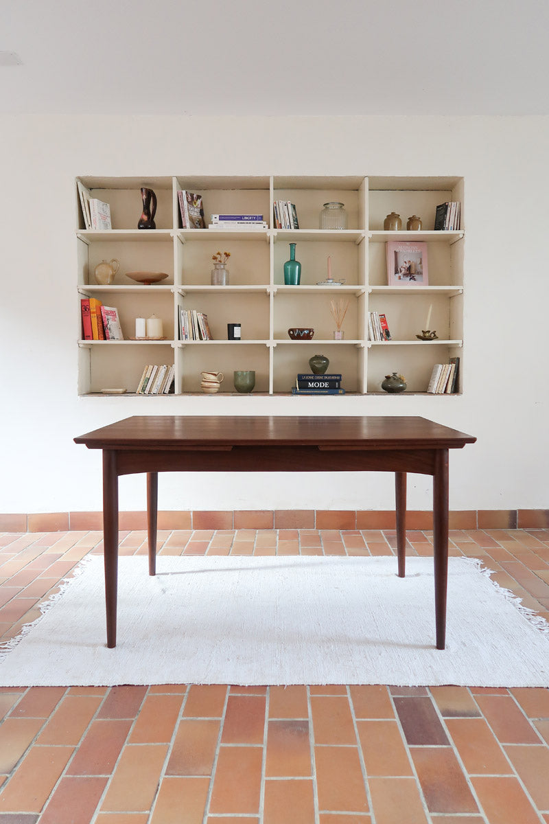 Table à manger scandinave en teck des années 60, modèle extensible avec deux rallonges, pieds tournés et plateau rectangulaire mid-century.