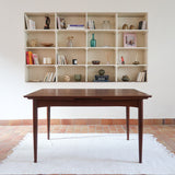 Table à manger scandinave en teck des années 60, modèle extensible avec deux rallonges, pieds tournés et plateau rectangulaire mid-century.