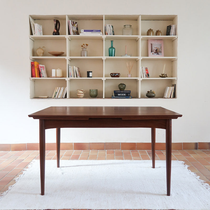 Table à manger scandinave en teck des années 60, modèle extensible avec deux rallonges, pieds tournés et plateau rectangulaire mid-century.