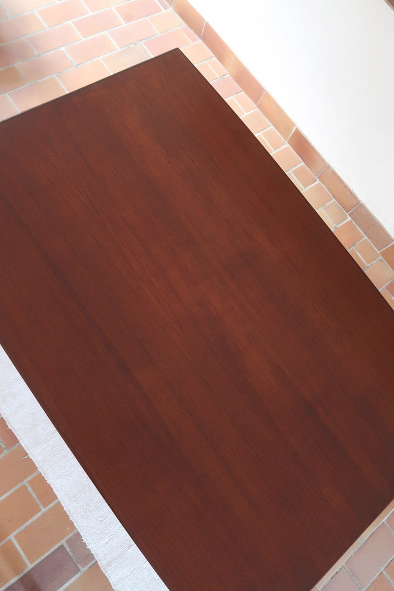 Table à manger scandinave en teck des années 60, modèle extensible avec deux rallonges, pieds tournés et plateau rectangulaire mid-century.