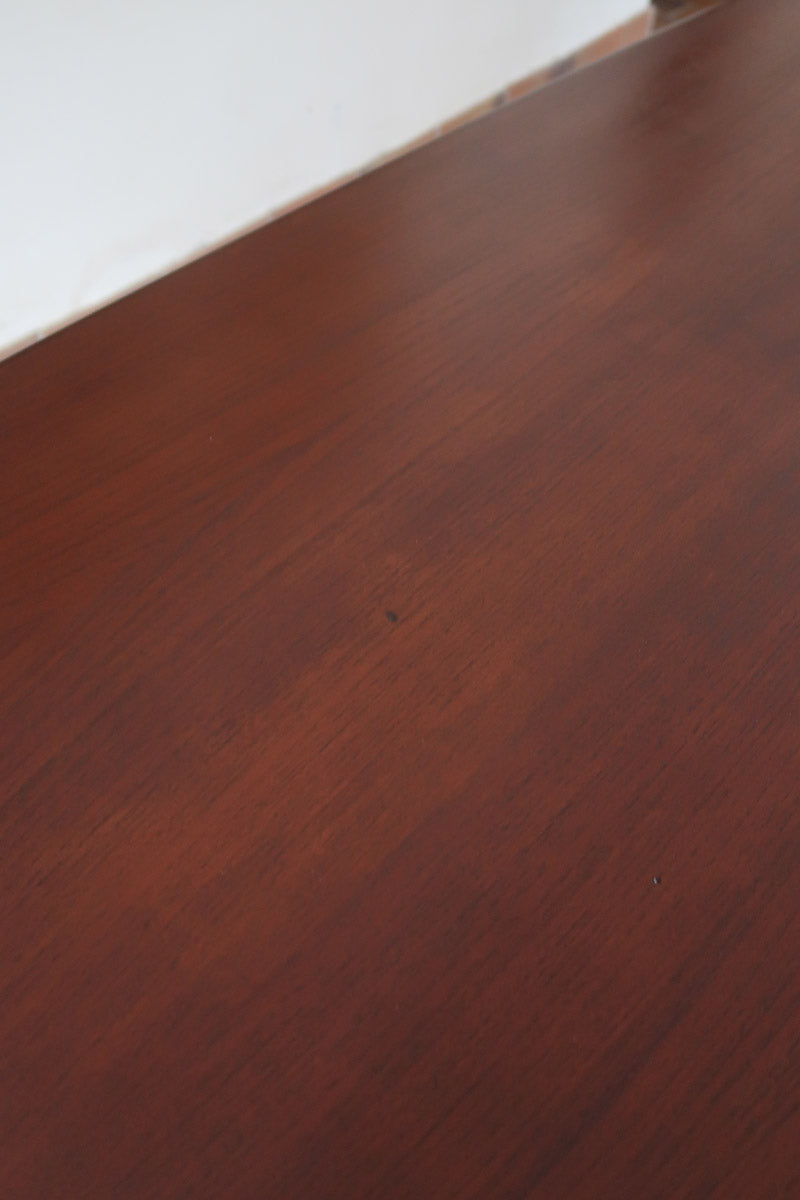 Table à manger scandinave en teck des années 60, modèle extensible avec deux rallonges, pieds tournés et plateau rectangulaire mid-century.