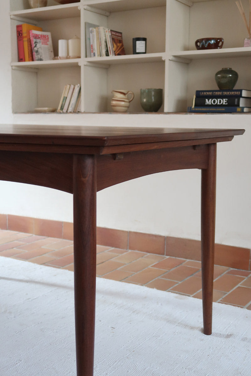 Table à manger scandinave en teck des années 60, modèle extensible avec deux rallonges, pieds tournés et plateau rectangulaire mid-century.