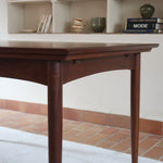 Table à manger scandinave en teck des années 60, modèle extensible avec deux rallonges, pieds tournés et plateau rectangulaire mid-century.