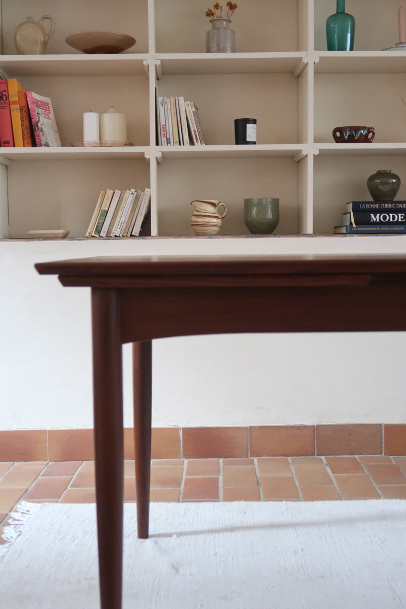 Table à manger scandinave en teck des années 60, modèle extensible avec deux rallonges, pieds tournés et plateau rectangulaire mid-century.