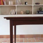 Table à manger scandinave en teck des années 60, modèle extensible avec deux rallonges, pieds tournés et plateau rectangulaire mid-century.