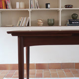 Table à manger scandinave en teck des années 60, modèle extensible avec deux rallonges, pieds tournés et plateau rectangulaire mid-century.