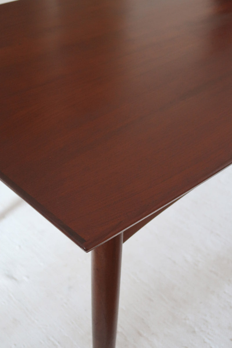 Table à manger scandinave en teck des années 60, modèle extensible avec deux rallonges, pieds tournés et plateau rectangulaire mid-century.