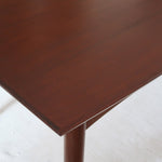 Table à manger scandinave en teck des années 60, modèle extensible avec deux rallonges, pieds tournés et plateau rectangulaire mid-century.