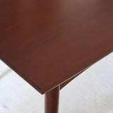 Table à manger scandinave en teck des années 60, modèle extensible avec deux rallonges, pieds tournés et plateau rectangulaire mid-century.