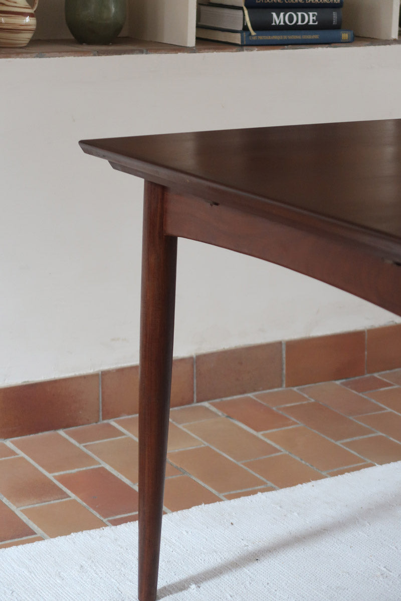 Table à manger scandinave en teck des années 60, modèle extensible avec deux rallonges, pieds tournés et plateau rectangulaire mid-century.