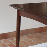 Table à manger scandinave en teck des années 60, modèle extensible avec deux rallonges, pieds tournés et plateau rectangulaire mid-century.