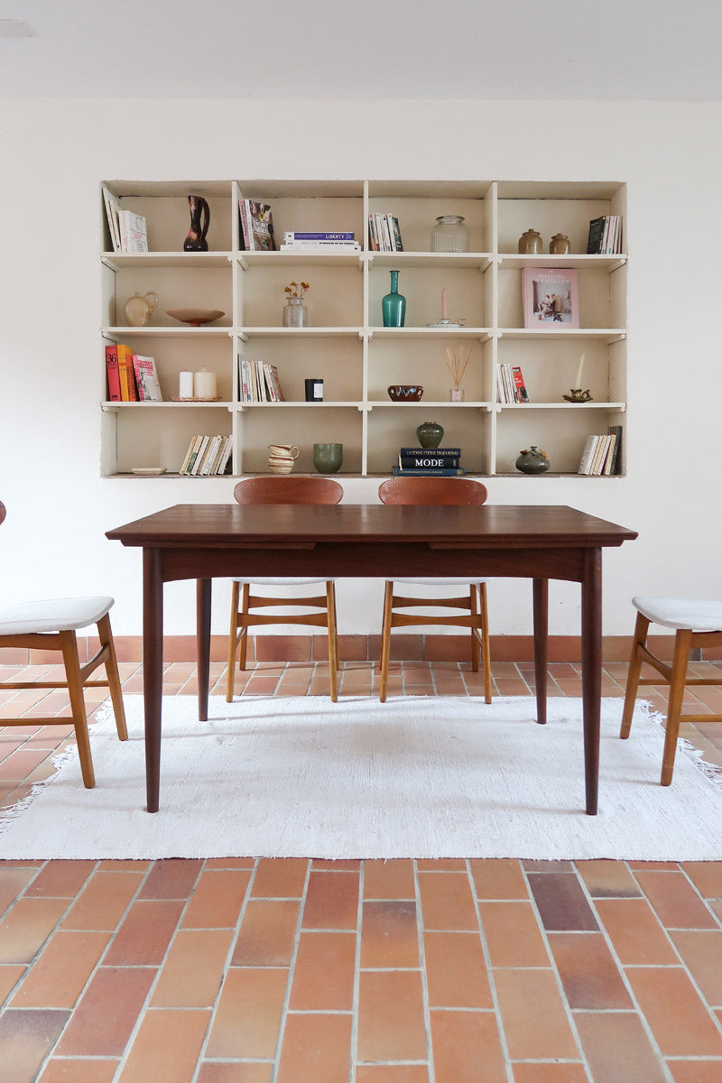 Table à manger scandinave en teck des années 60, modèle extensible avec deux rallonges, pieds tournés et plateau rectangulaire mid-century.