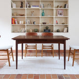 Table à manger scandinave en teck des années 60, modèle extensible avec deux rallonges, pieds tournés et plateau rectangulaire mid-century.