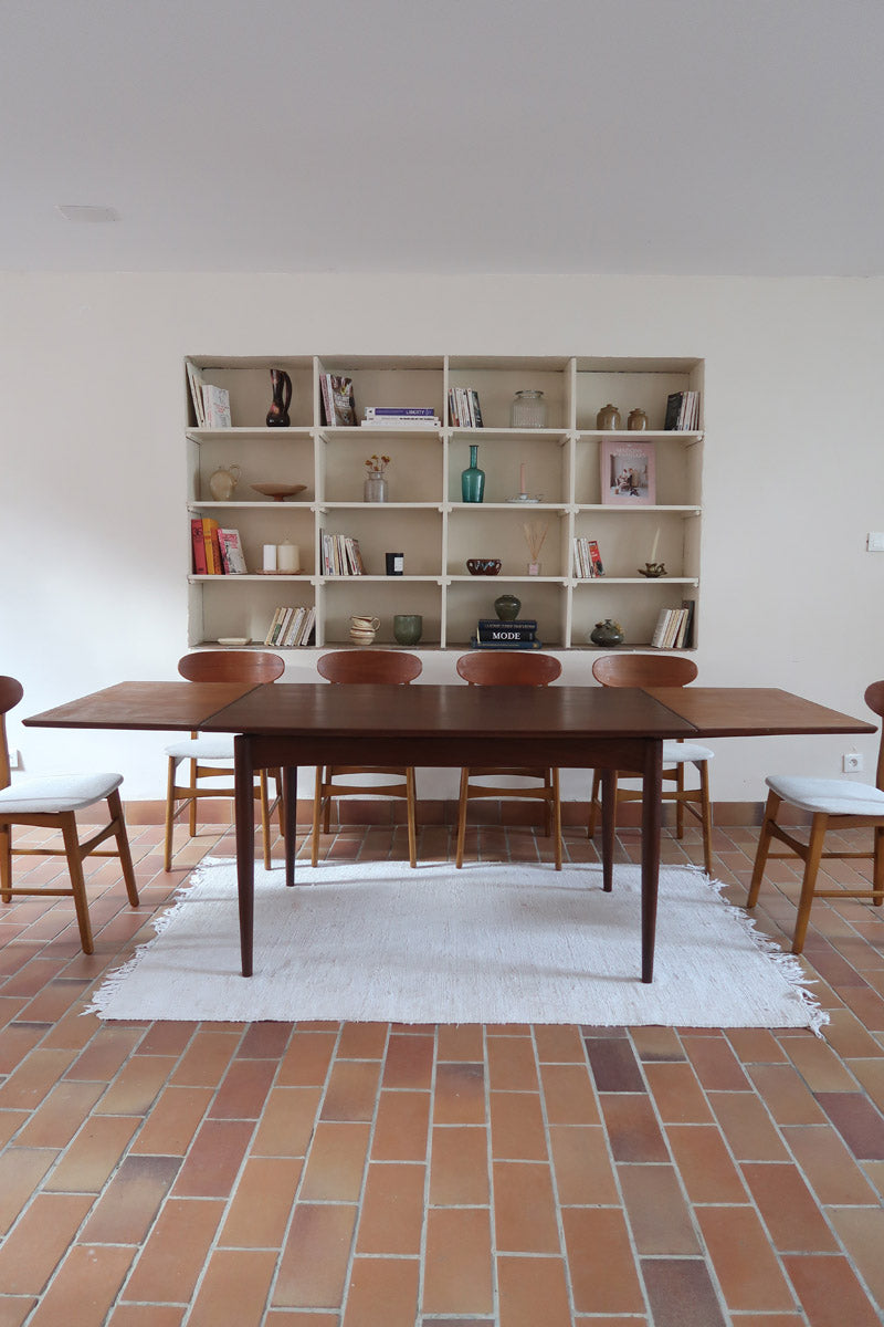 Table à manger scandinave en teck des années 60, modèle extensible avec deux rallonges, pieds tournés et plateau rectangulaire mid-century.